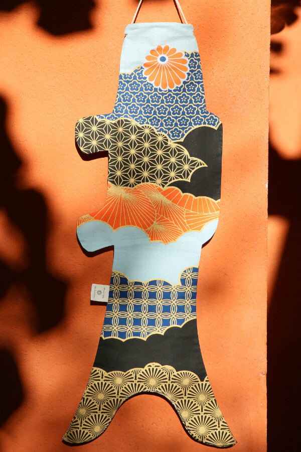 Koinobori Größe S Atsushi Bunt hängt an einer orangen Wand #farbe_Bunt