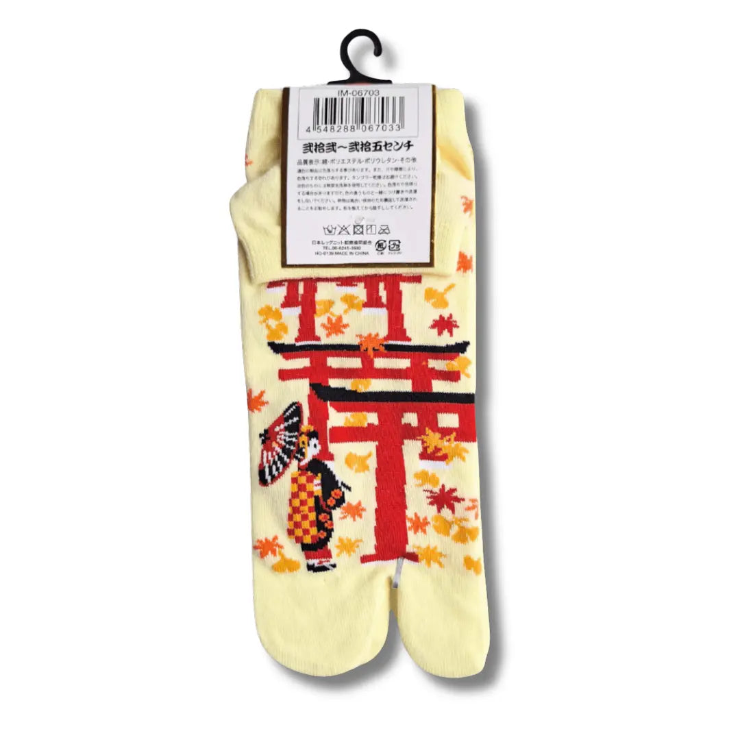Rückseite der Verpackung: Gelbe Sneaker-Tabi-Socken mit japanischem Geisha-Motiv und herbstlichem Momiji-Ahorn-Design. #farbe_Gelb