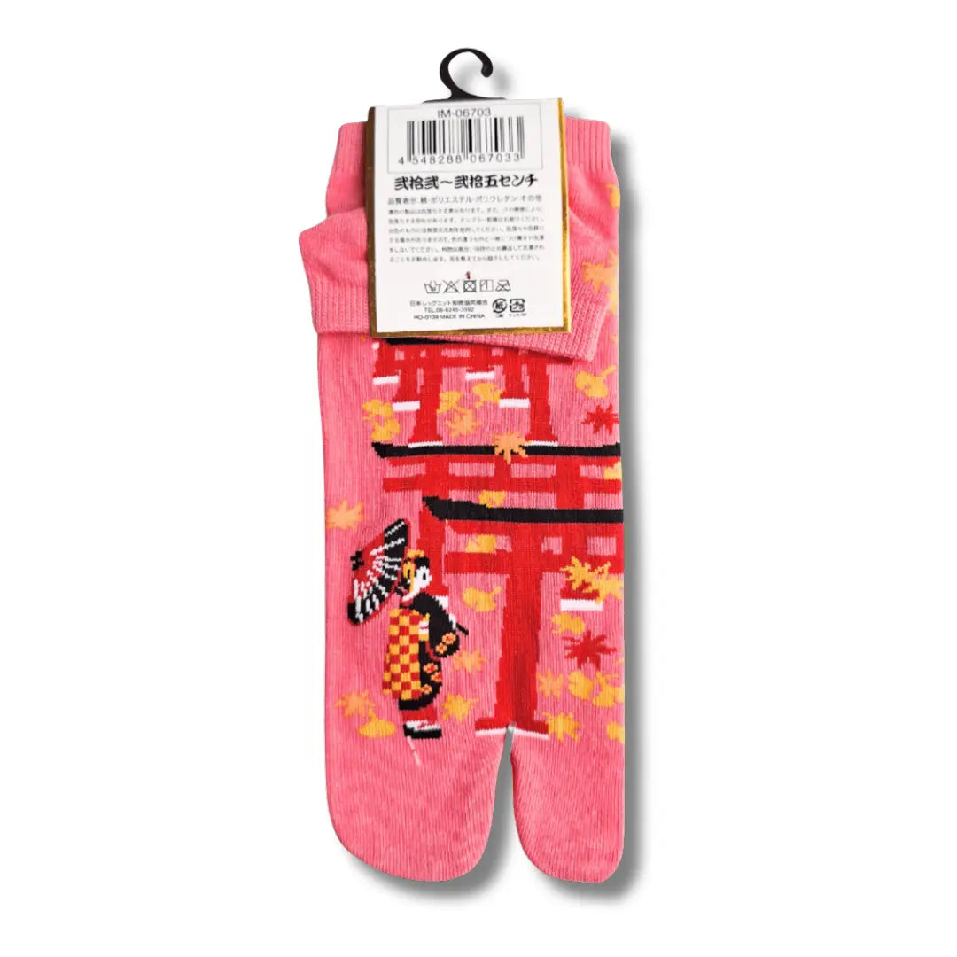 Rückseite der Verpackung: Rosa japanische Tabi-Socken mit Produktetikett, Materialzusammensetzung und japanischen Pflegehinweisen. #farbe_Rosa
