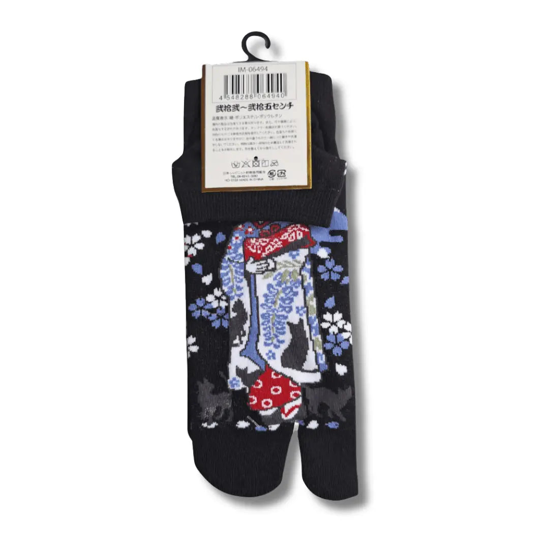 Rückseite: Schwarze kurze Tabi-Socken mit einer Maiko-Silhouette im bunten Kimono, rosa Kirschblüten, kleinen schwarzen Katzen und dem Berg Fuji, Low-Cut-Schnitt. #farbe_Schwarz