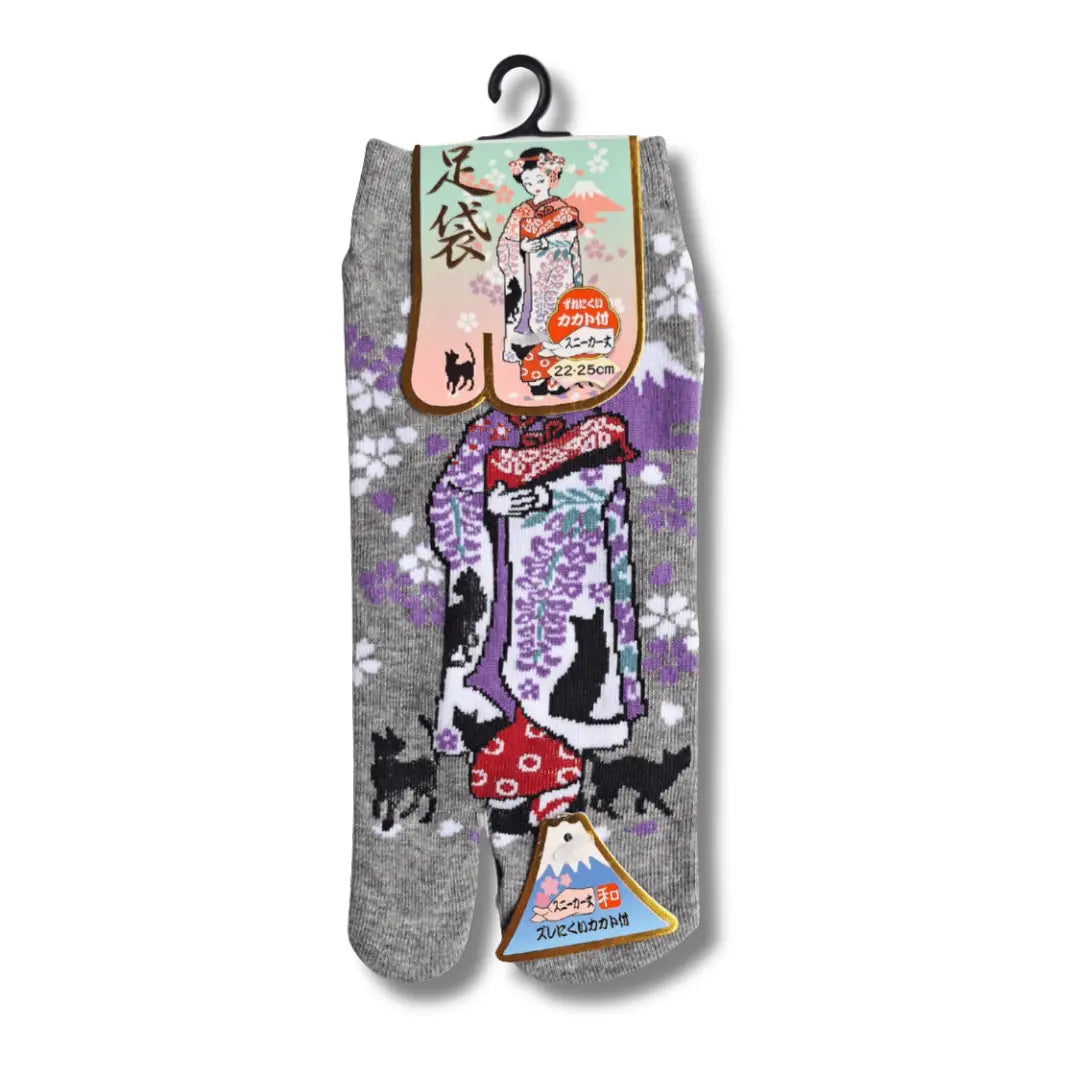 Graue kurze Sneaker-Tabi-Socken mit einem farbenfrohen Maiko-Motiv, fallenden Kirschblüten-Blättern, kleinen schwarzen Katzen und dem Berg Fuji-Motiv. #farbe_Grau