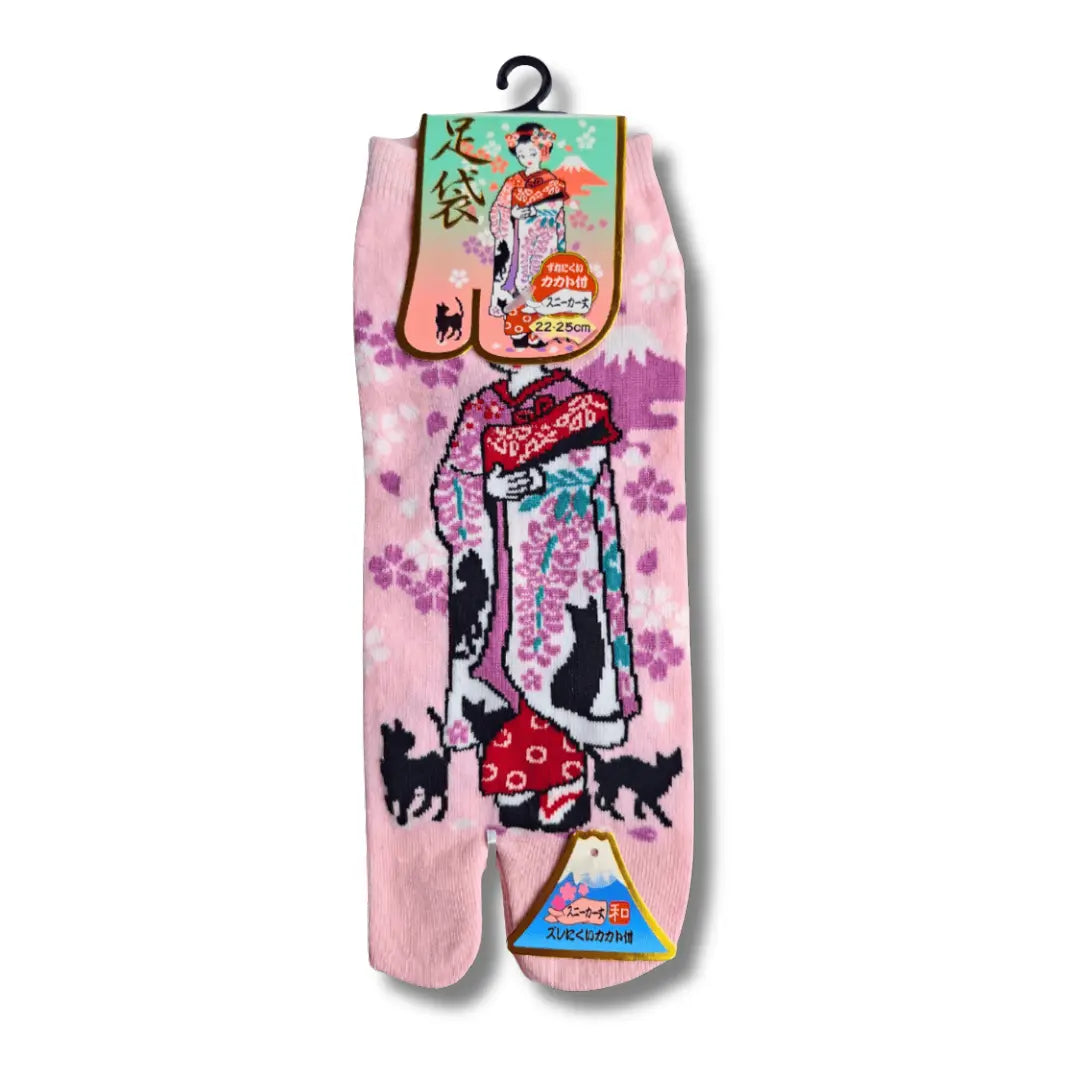 Rosafarbene kurze japanische Tabi-Socken mit einer Maiko-Schülerin im Kimono, rosa Kirschblüten, kleinen schwarzen Katzen und dem Berg Fuji-Motiv, geteilte Zehe. #farbe_Rosa