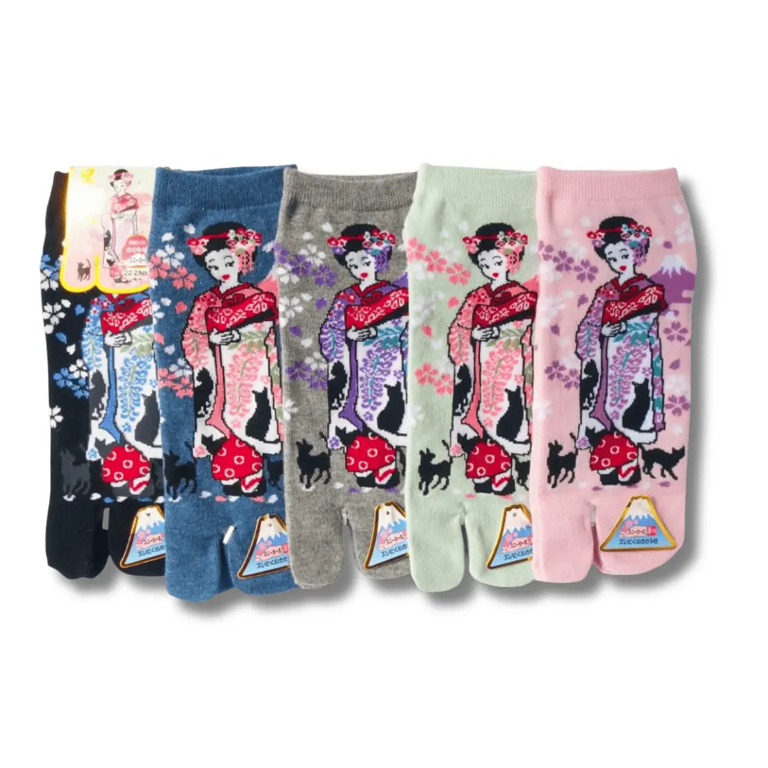 Fünf Paar kurze japanische Tabi-Socken mit Maiko-Motiv, Kirschblüten, schwarzen Katzen und dem Berg Fuji in den Farben Schwarz, Blau, Grau, Mintgrün und Rosa, Frontansicht mit Verpackung.