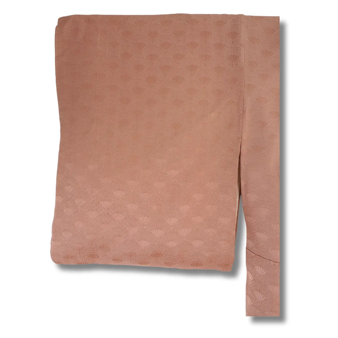 Ärmelansicht des altrosa Kimono mit eingewebtem Fächermuster