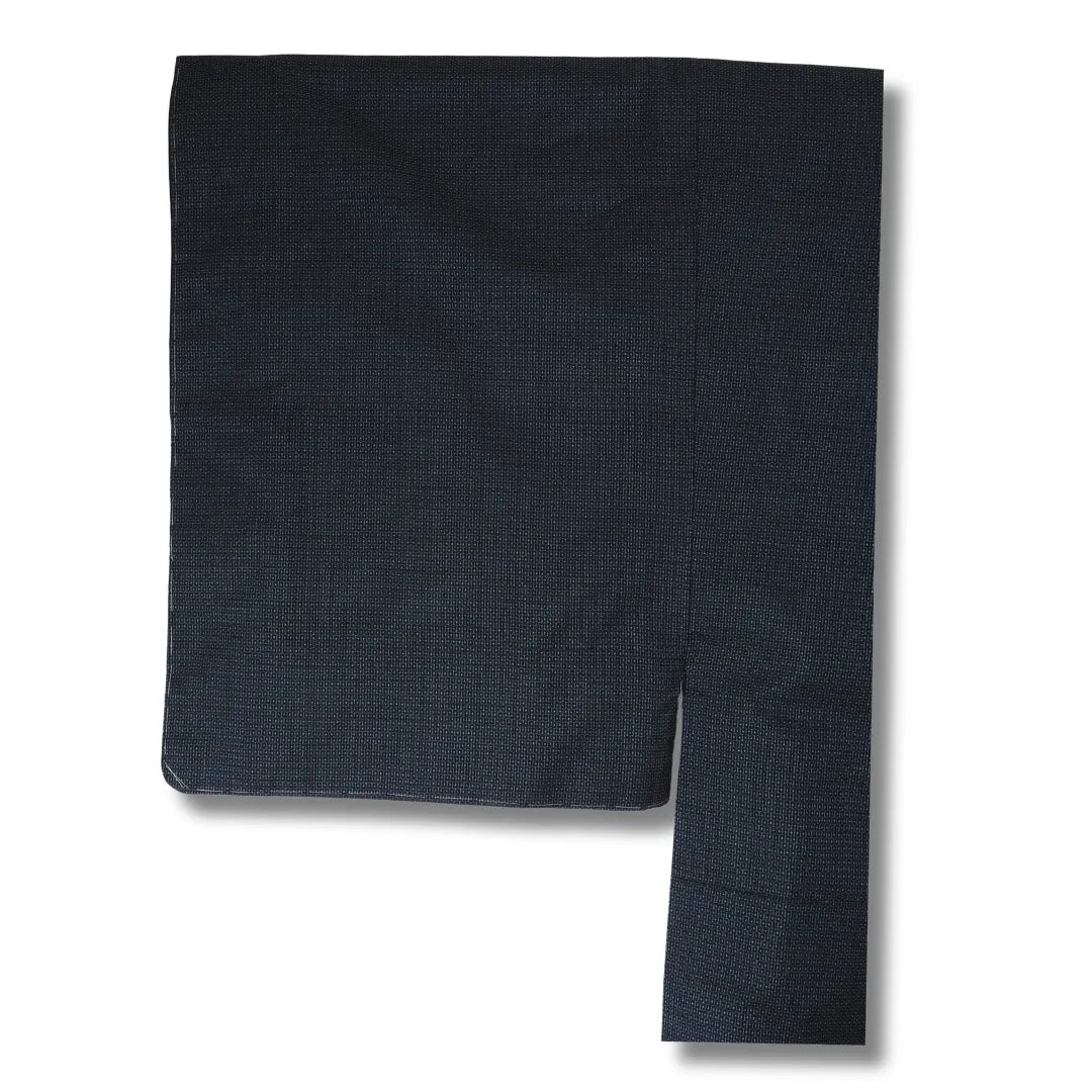 Ärmelansicht des dunkelblauen Herren-Kimono mit Heftfäden