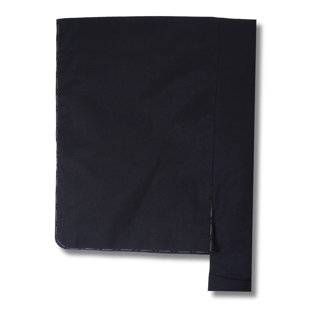 Ärmelansicht des dunkelblauen Herren-Kimono mit feiner Webstruktur und Heftfäden