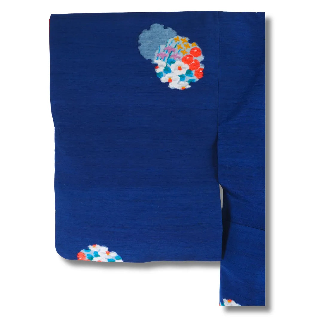 Ärmelansicht des dunkelblauen Komon-Kimono mit Blütenmotiv