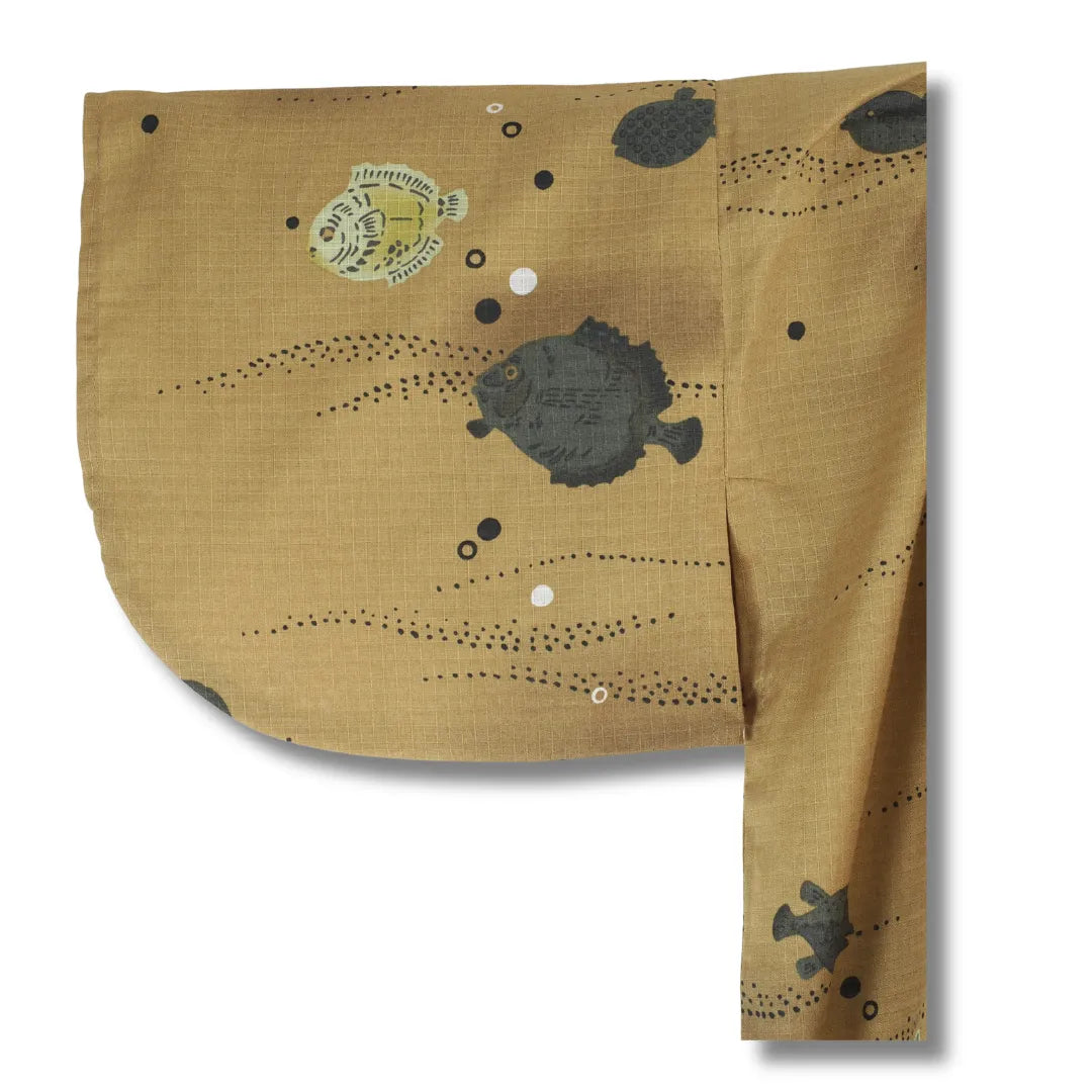 Ärmelansicht des khakifarbenen Kinder-Yukata mit Fischen und Wasserlinien am Ärmel