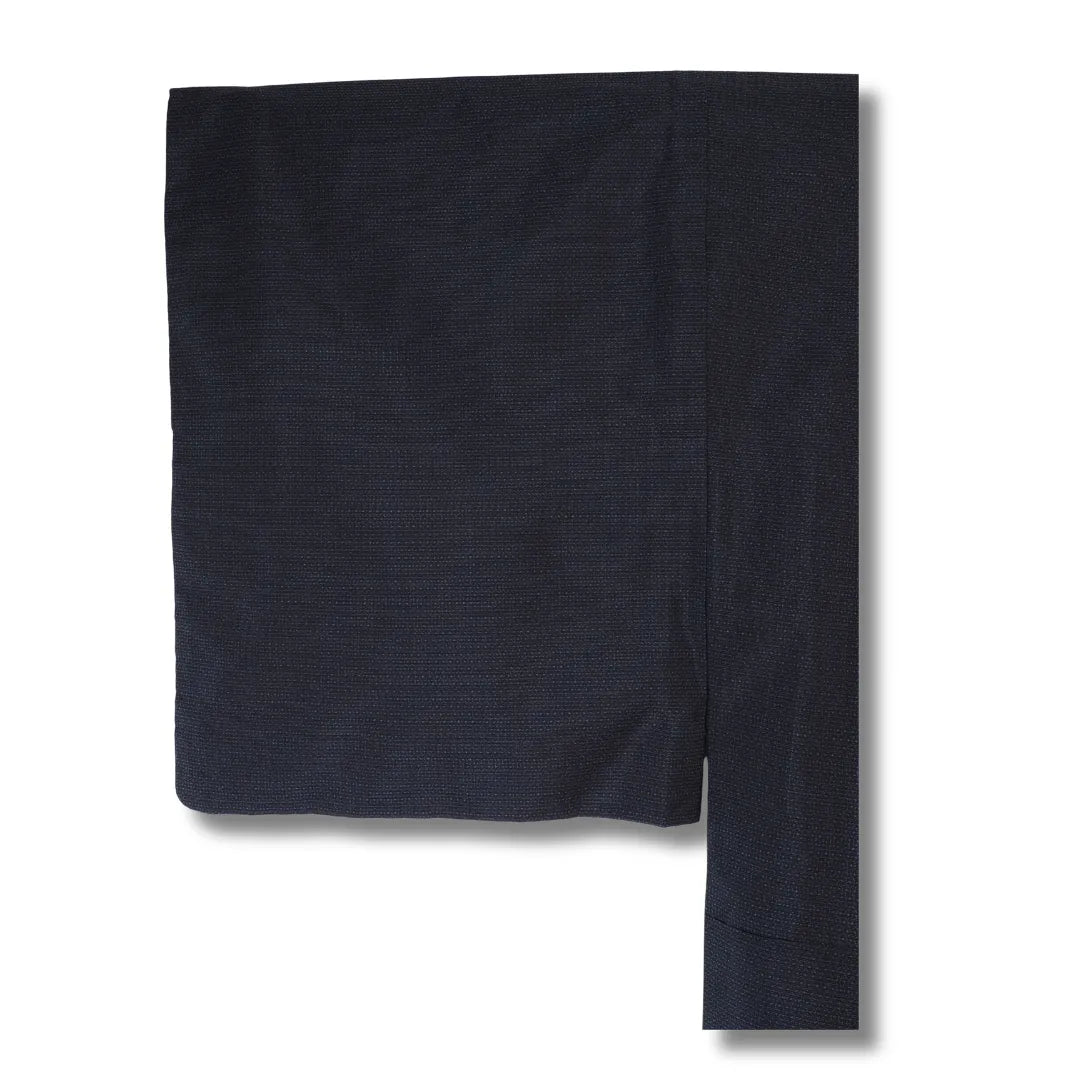 Ärmelansicht des nachtblauen Herren-Kimono mit Webstruktur