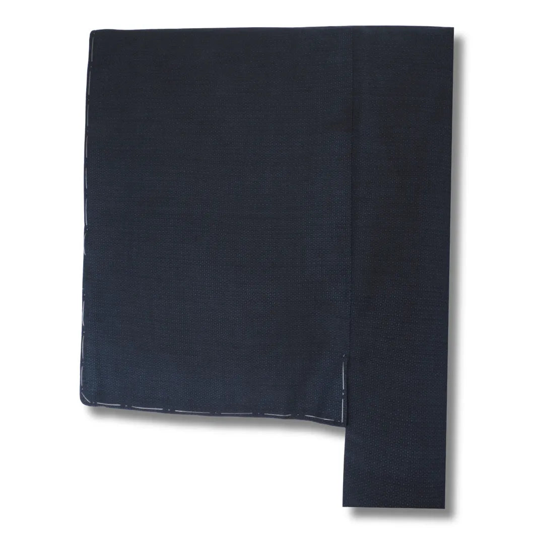 Ärmelansicht des nachtblauen Herren-Kimono mit Webstruktur und Heftfäden