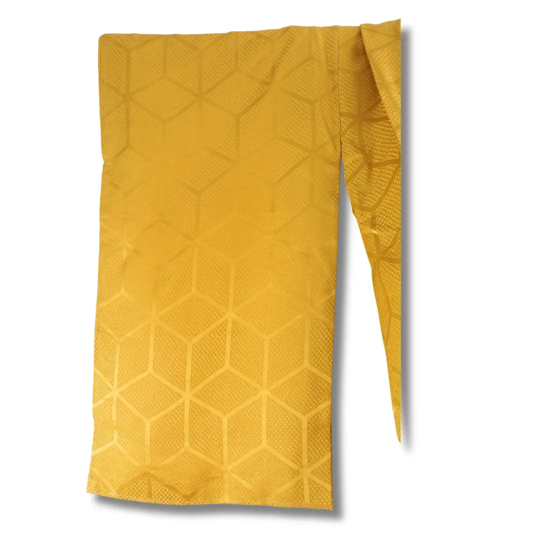 Ärmelansicht des senfgelben Kinder-Kimono mit eingewebtem geometrischem Muster im Ärmel