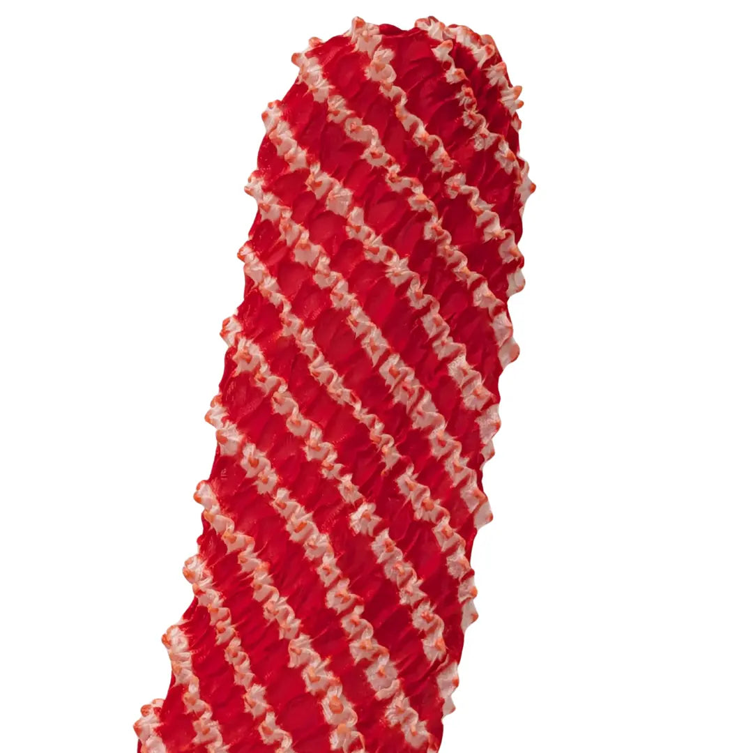 Nahaufnahme eines roten japanischen Vintage Chinkoro Haarbands mit diagonal verlaufenden hellrosa Streifen und charakteristischer geraffter Shibori Struktur