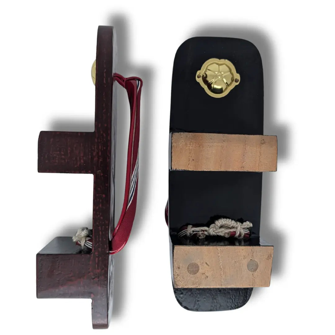 Seitenansicht und Unterseite traditioneller japanischer Vintage Geta Holzsandalen