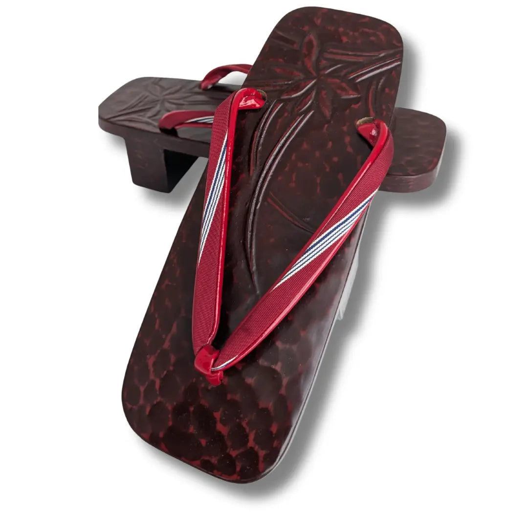 Vintage Geta aus Japan mit rotem Hanao-Riemen und eingearbeitetem Bambusmuster