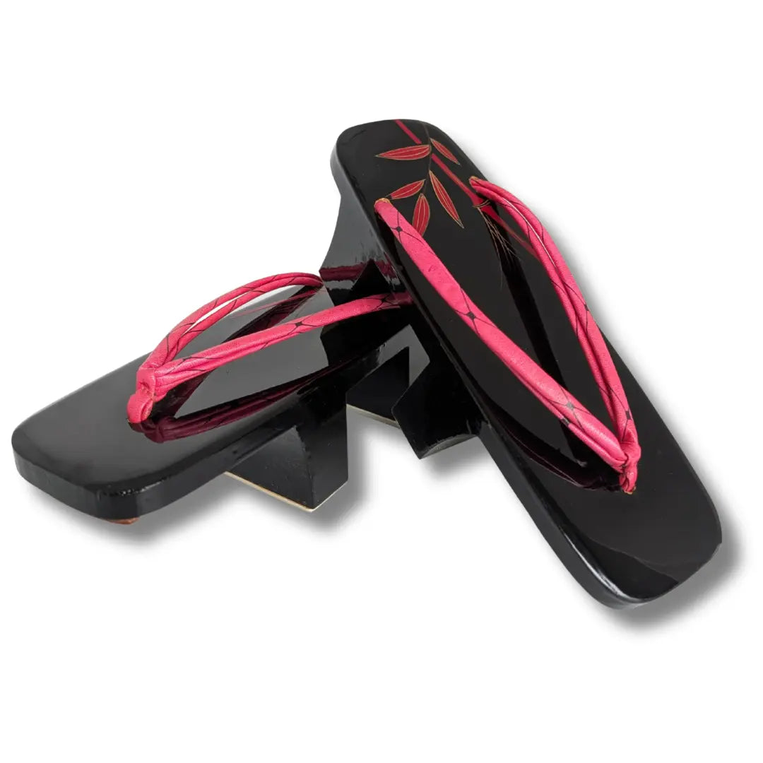 Vintage Damen Geta in Schwarz mit japanischem Bambusmotiv in Rot und Gold sowie pinkfarbenen Riemen