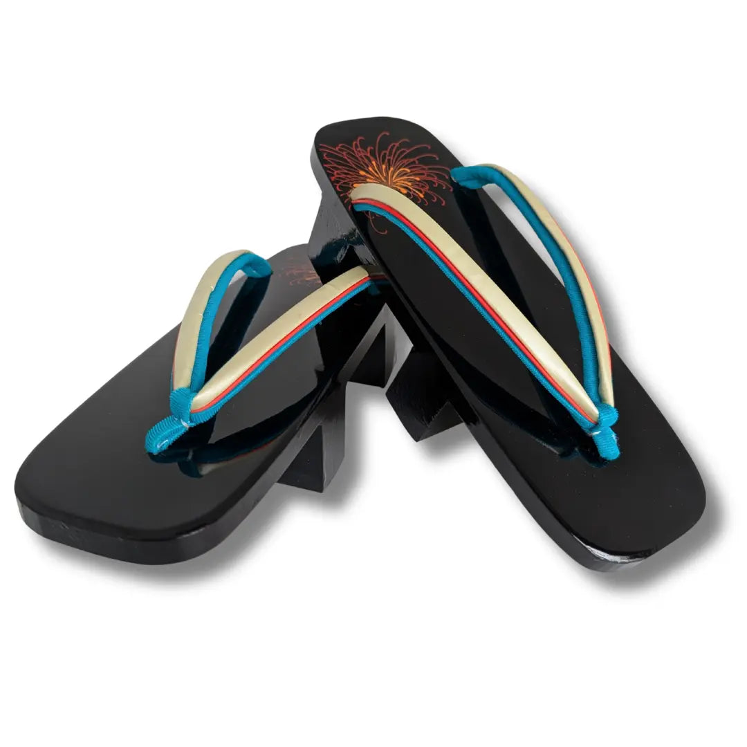 Vintage Damen Geta in Schwarz mit japanischem Spinnenlilien Motiv und bunten Riemen in Türkis, Creme und Rot