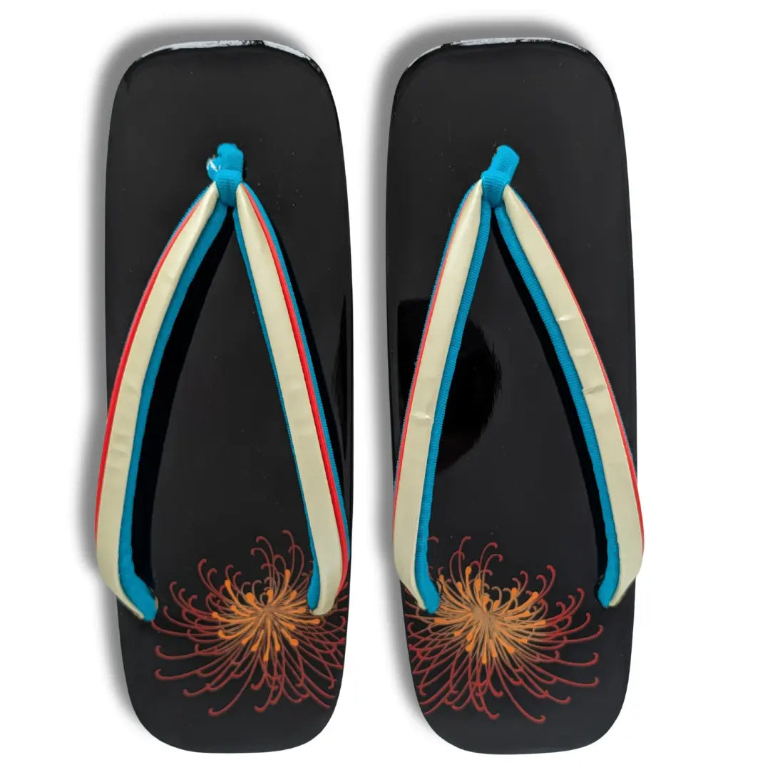 Draufsicht der schwarzen Vintage Damen Geta mit orange-rotem Spinnenlilien Motiv und Riemen in Türkis, Creme und Rot