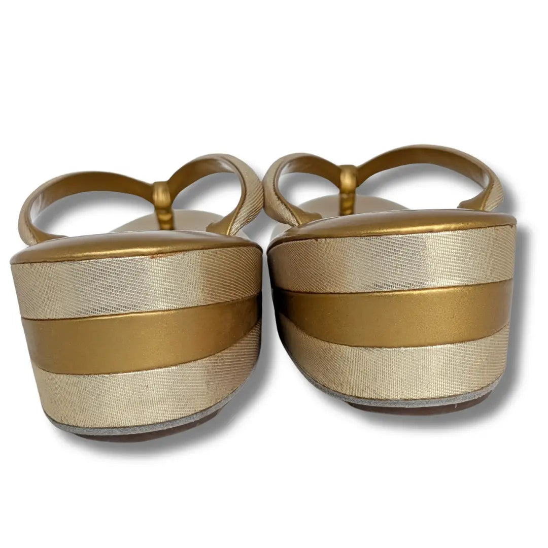 Rückansicht der goldfarbenen Vintage Damen Zori mit cremefarbenen Stoffelementen und 5 cm hohem Absatz