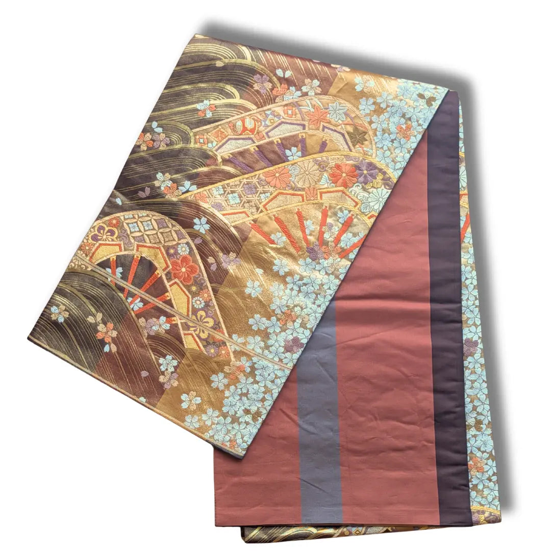 Geöffneter Vintage Fukuro Obi mit Fächermuster und Rückseite in Braun und dunklen Farbtönen