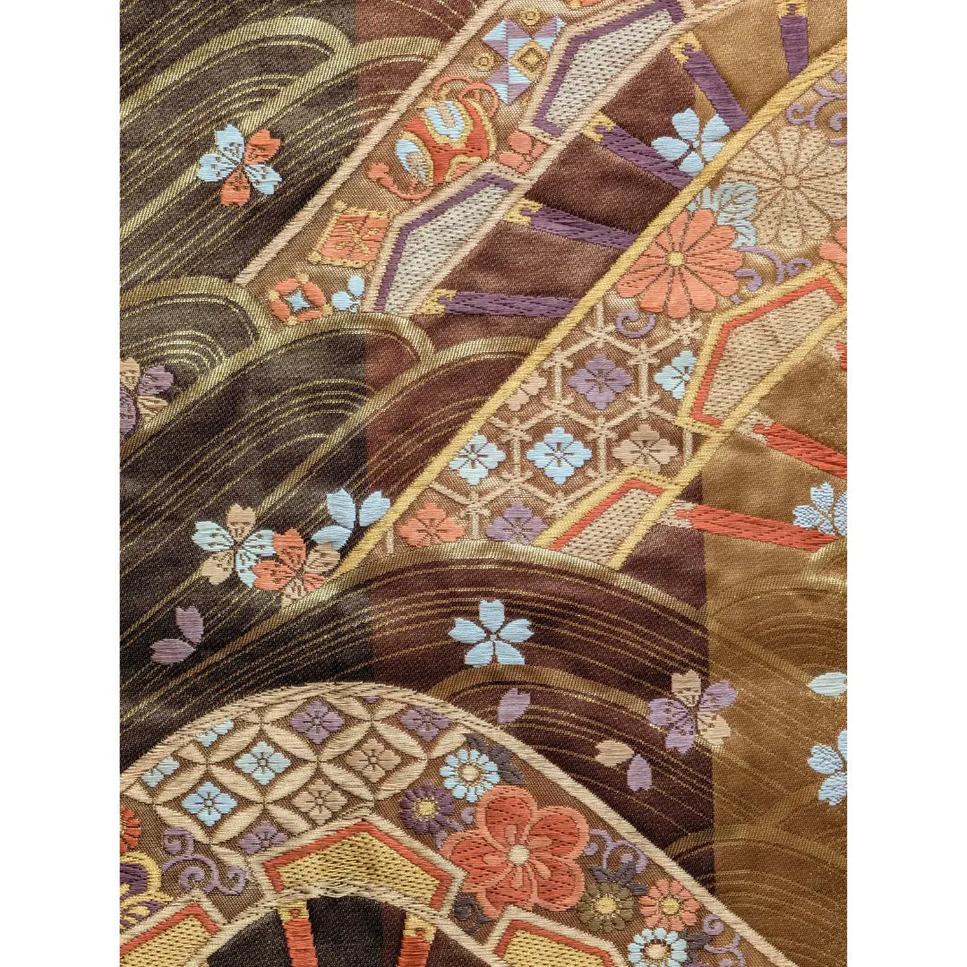 Detail des Vintage Fukuro Obi mit japanischen Fächern, Sakura, Wellen und goldfarbenen Verzierungen