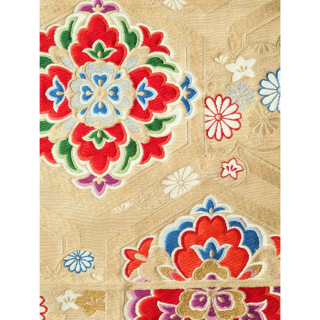 Detailaufnahme eines goldenen Vintage Fukuro Obi mit floralen japanischen Ornamenten