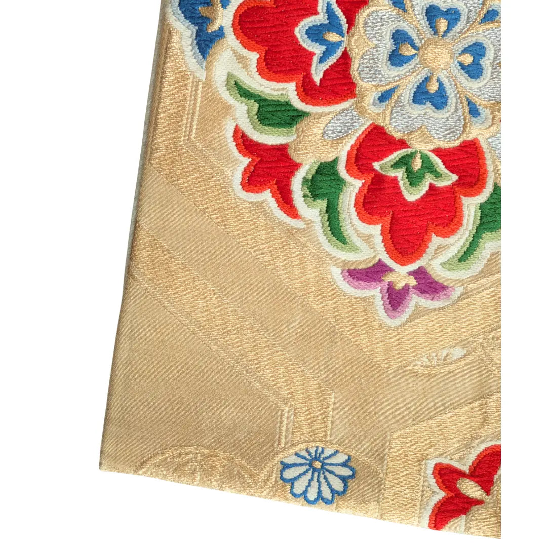 Makroaufnahme der gewebten Struktur eines Vintage Fukuro Obi mit bunten Blütenmustern