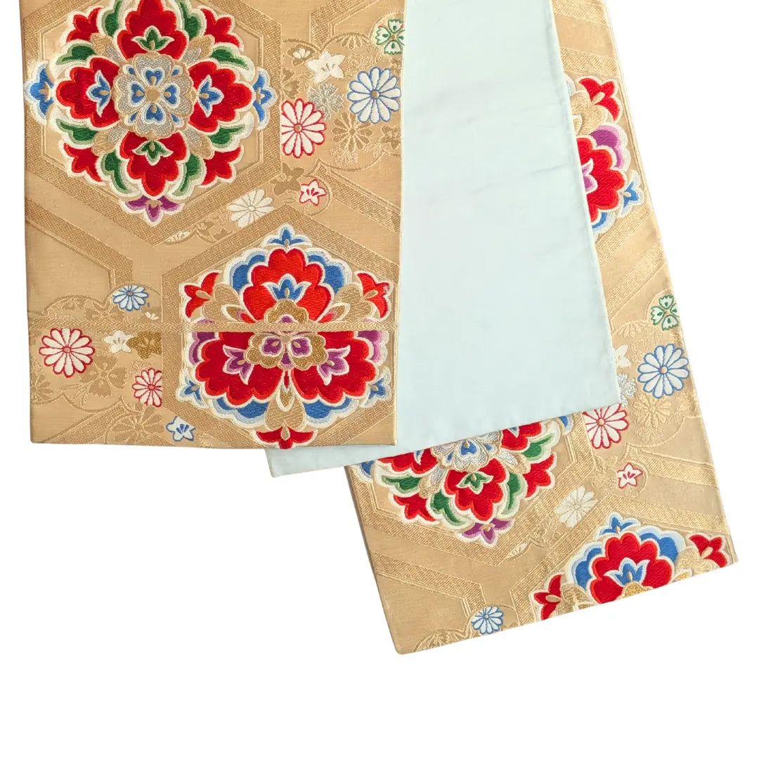 Gefalteter Vintage Fukuro Obi in Gold mit traditionellen japanischen Mustern und hellblauer Innenseite