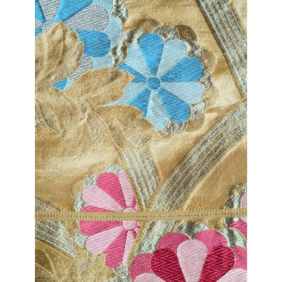 Detailaufnahme eines goldenen Vintage Fukuro Obi mit rosa und blauen japanischen Blütenmustern