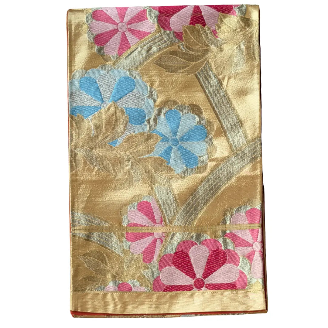 Gefalteter japanischer Fukuro Obi mit goldenem Blumenmuster und rotem Innenfutter