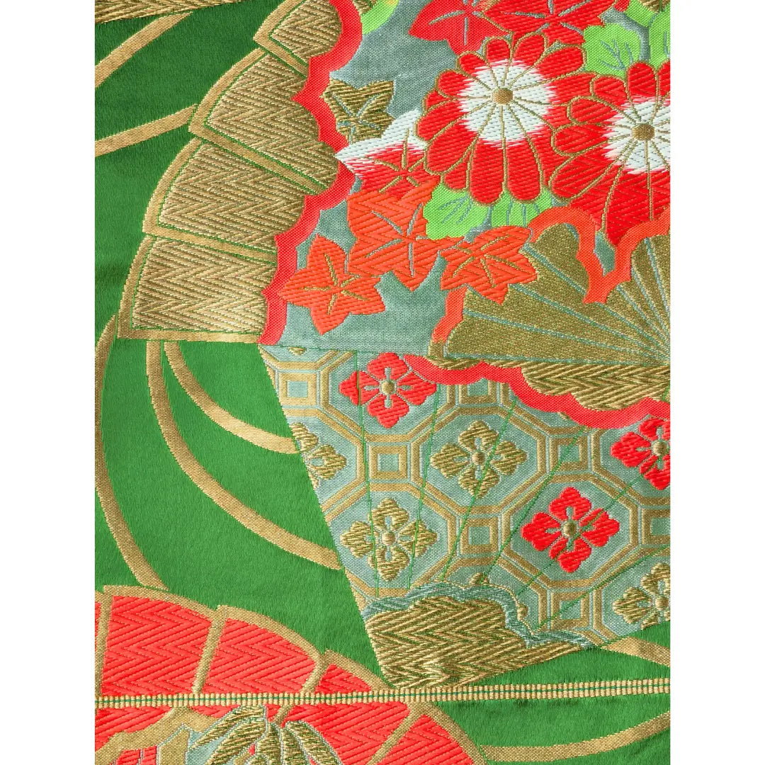 Detailaufnahme eines grünen Vintage Fukuro Obi mit roten Blüten und traditionellen japanischen Mustern