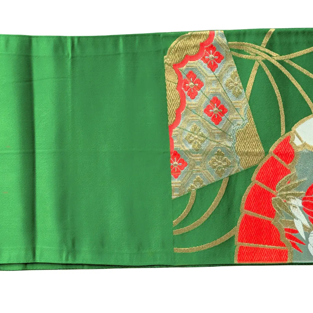 Detailansicht des grünen japanischen Fukuro Obi mit goldenen Linien und roten Mustern