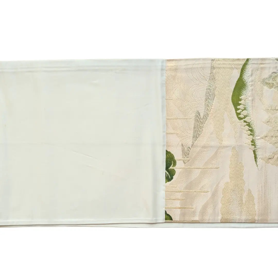 Ausgebreiteter japanischer Fukuro Obi mit Waldlandschaft und cremefarbener MItte.