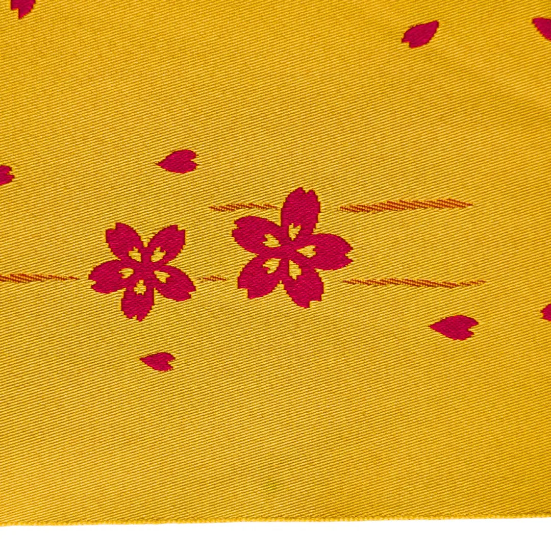 Detailansicht  Goldgelbe Seite des Vintage Hanhaba Obi mit verstreuten Sakura-Blüten.