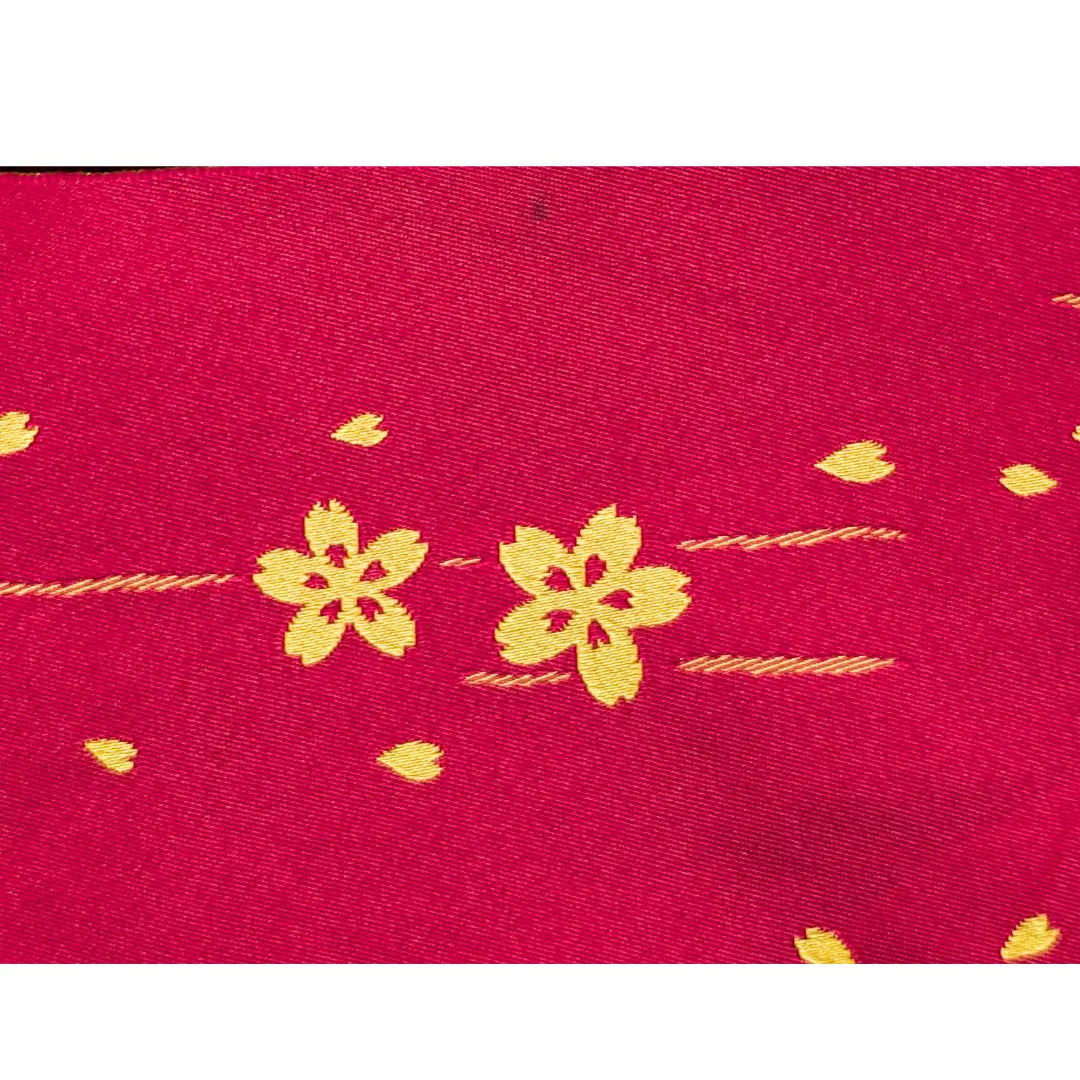 Fleck auf der roten Seite des Vintage Hanhaba Obi mit goldgelbem Sakura-Muster.