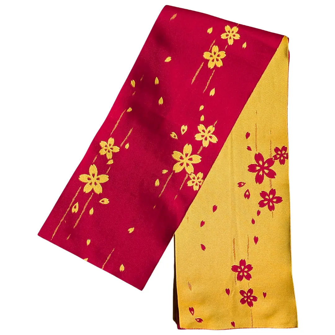 Vintage Hanhaba Obi in Goldgelb mit roten Sakura-Blüten und fallenden Blütenblättern.