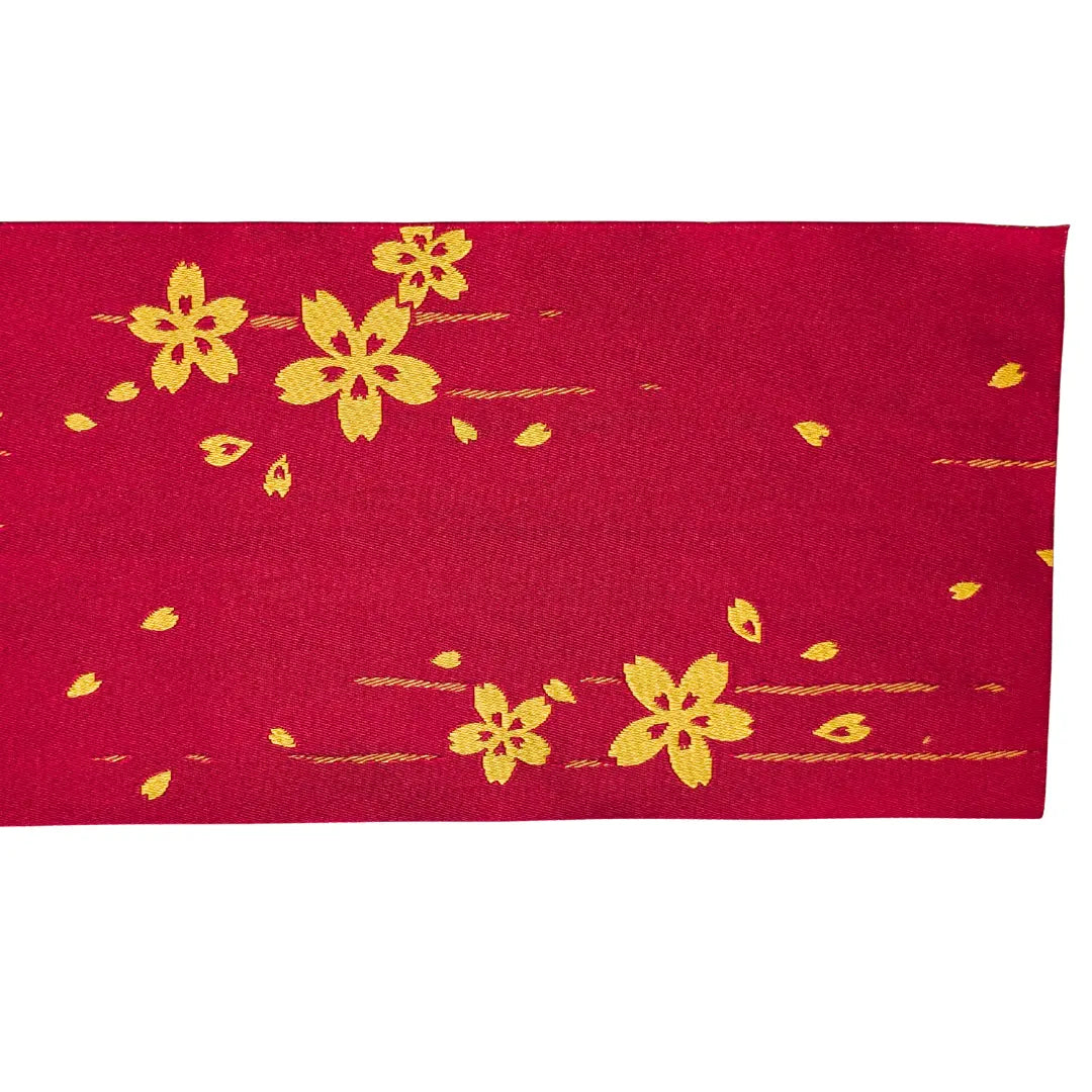 Rote Seite des Vintage Hanhaba Obi mit goldgelbem Sakura-Muster.