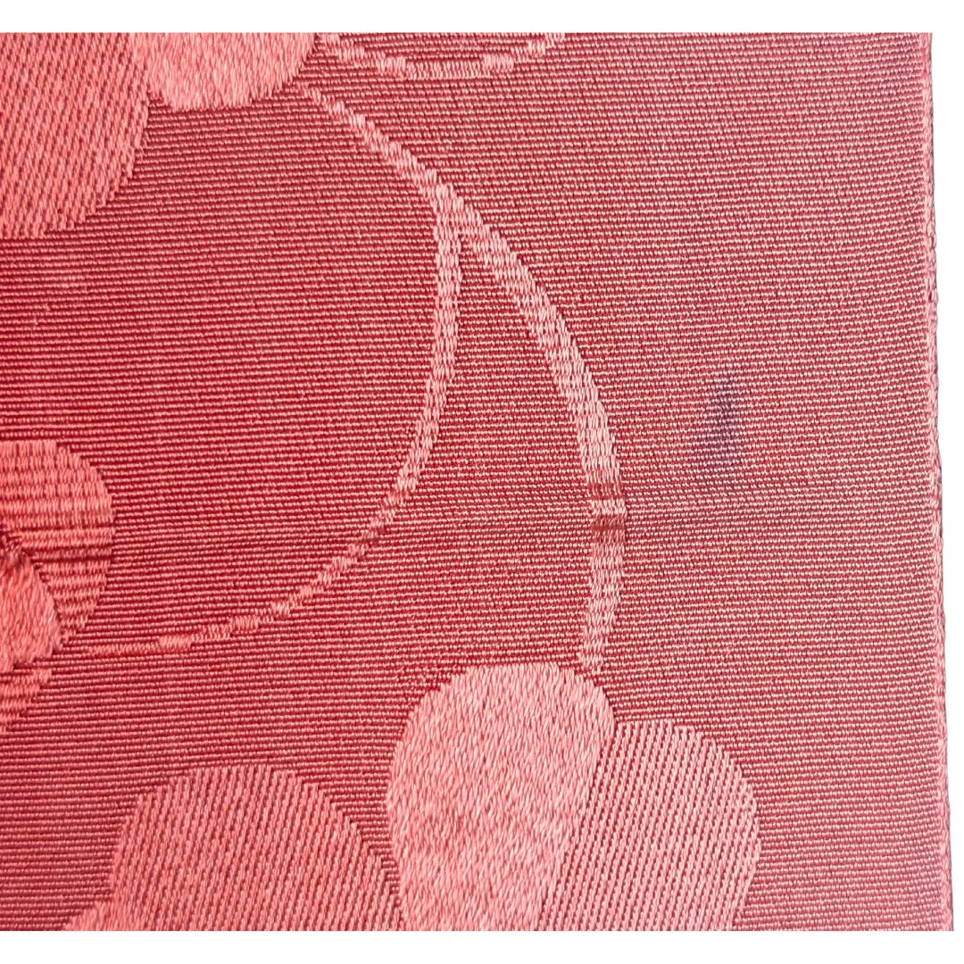 Detail eines kleinen Flecks auf dem rosa Vintage Hanhaba Obi mit Kleeblattmotiv.
