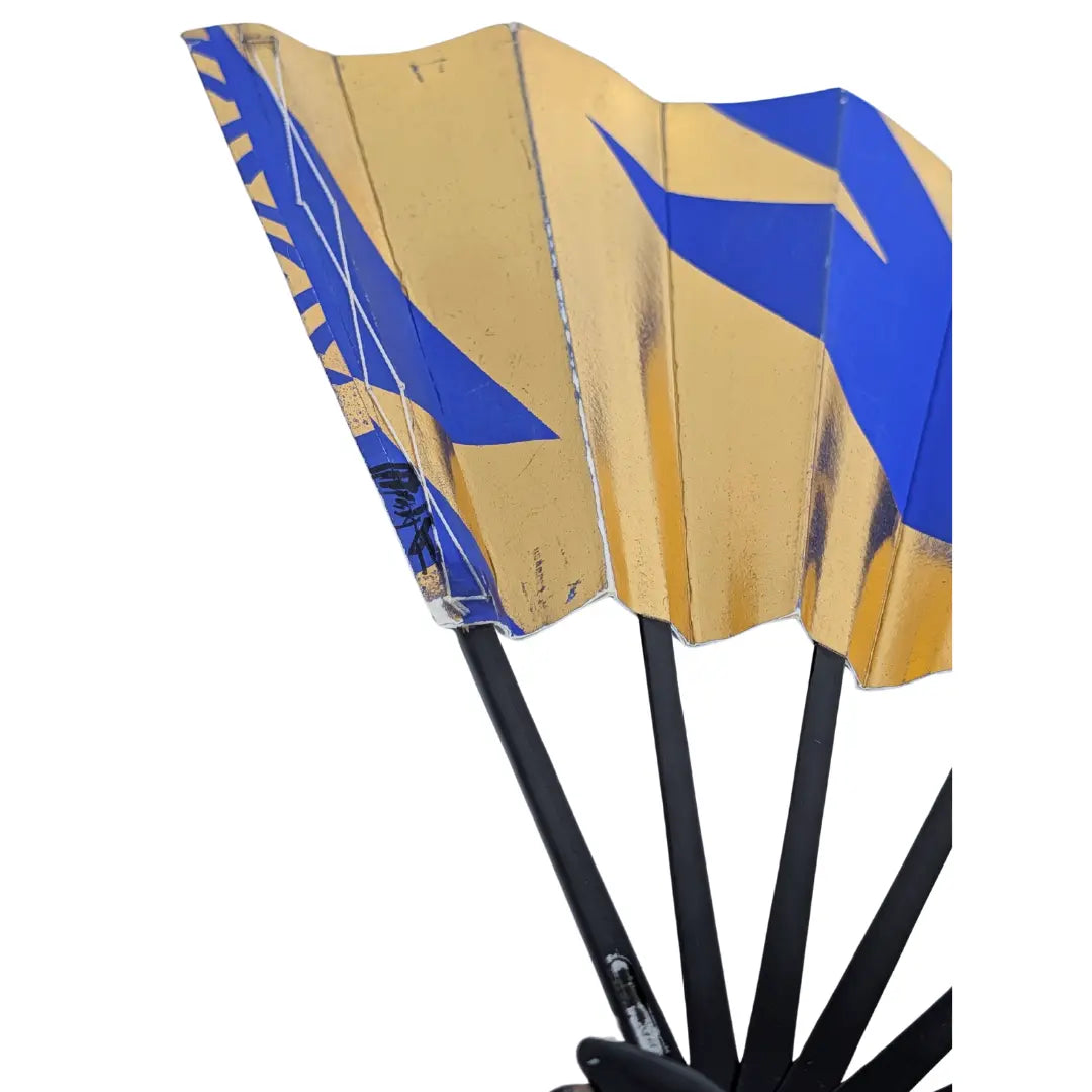 Detail japanischer Tanzfächer mit Signatur, blauer Zickzackfläche und angelaufenem Blattgold