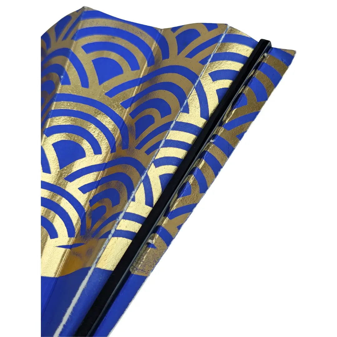 Vintage Handfächer Japan im Detail: konzentrische Seigaiha-Wellen in Ultramarinblau auf goldenem Washi-Papier
