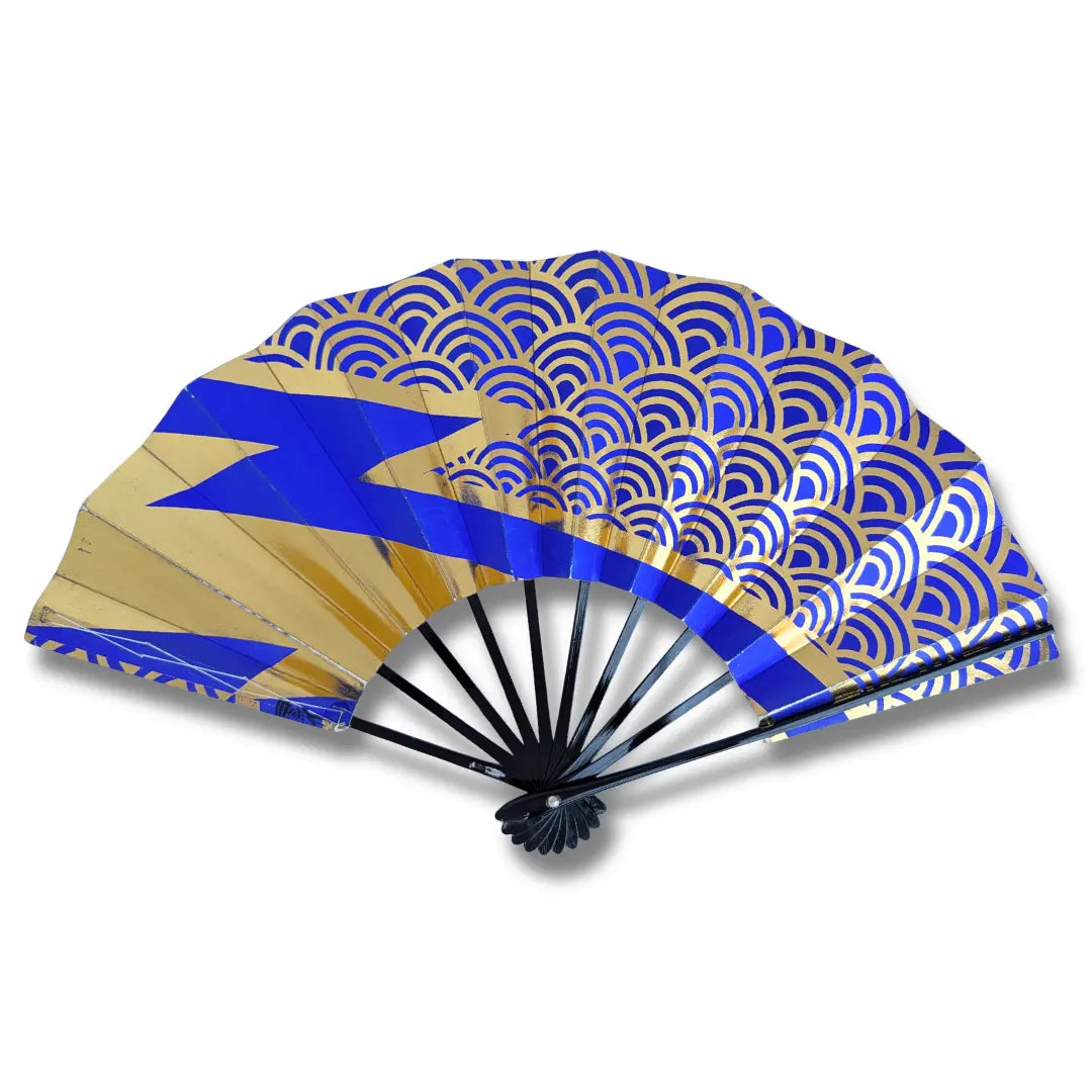 Japanischer Mai-Ogi Tanzfächer aufgeklappt, 50 x 29 cm, Blattgold mit blauem Wellenmuster und Blitzform
