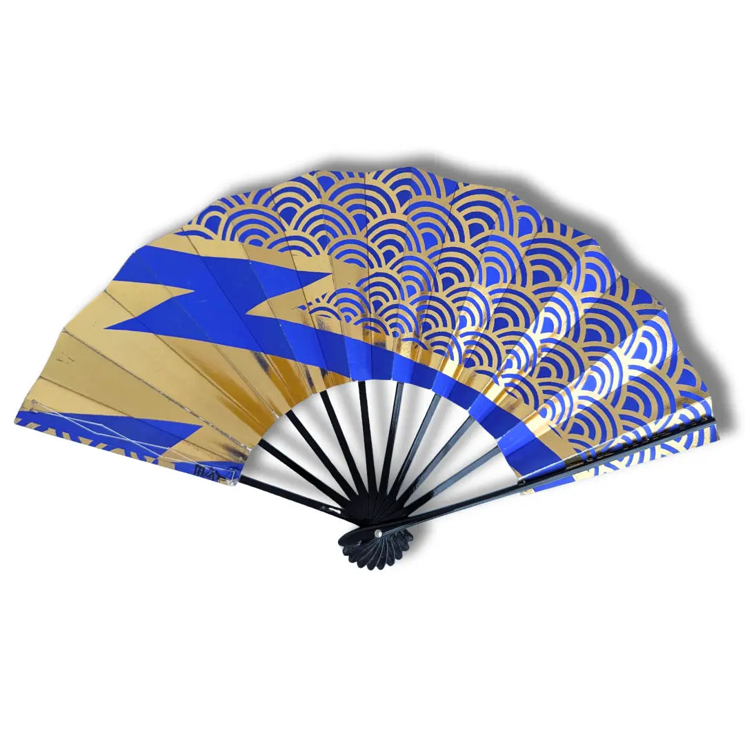 Vintage Mai-Ogi Fächer aus Japan Rückansicht geöffnet mit gefächertem Nietkopf und blau-goldenem Seigaiha-Dekor
