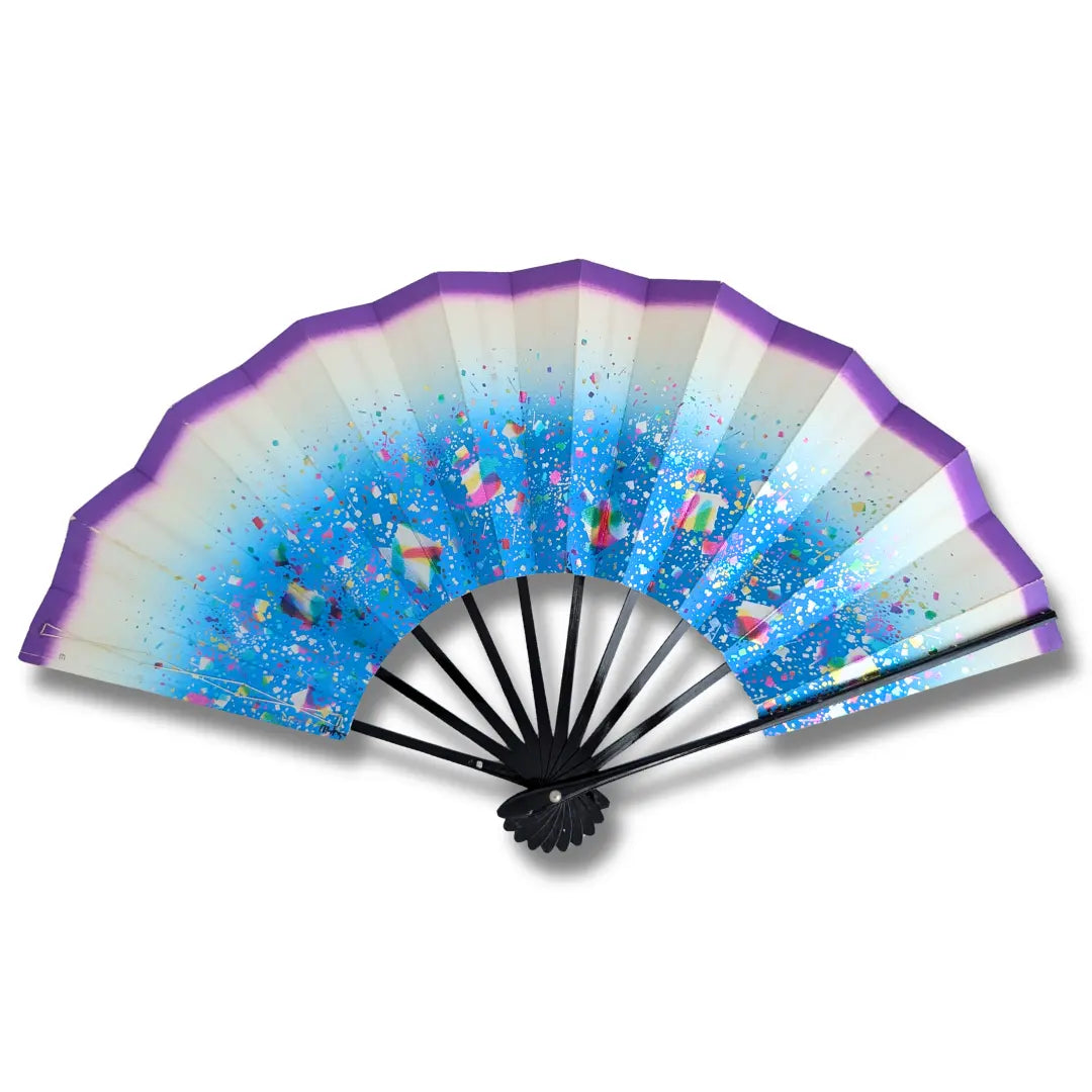 Japanischer Mai-Ogi Tanzfächer aufgeklappt, 50 x 29 cm, Himmelblau mit Violett und buntem Folien-Konfetti