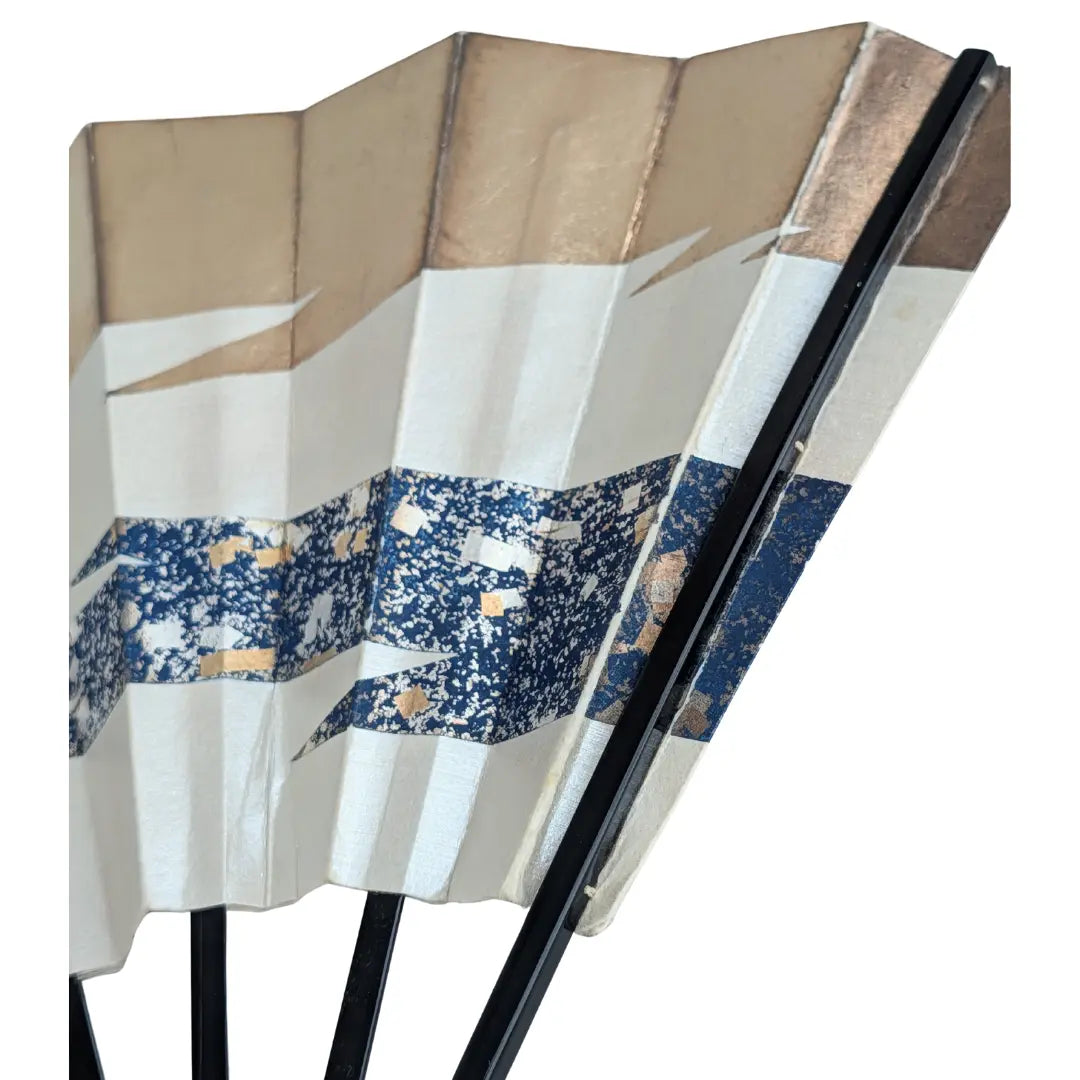 Detail japanischer Tanzfächer: indigoblaues Nebelband mit Silberstreuung und Kupferplättchen auf Washi-Papier