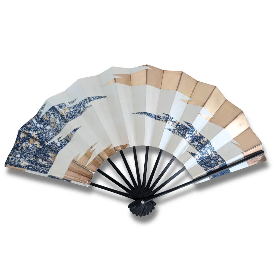 Japanischer Mai-Ogi Tanzfächer aufgeklappt, 50 x 29 cm, Elfenbein mit indigoblauen Kasumi-Bändern und Kupfer