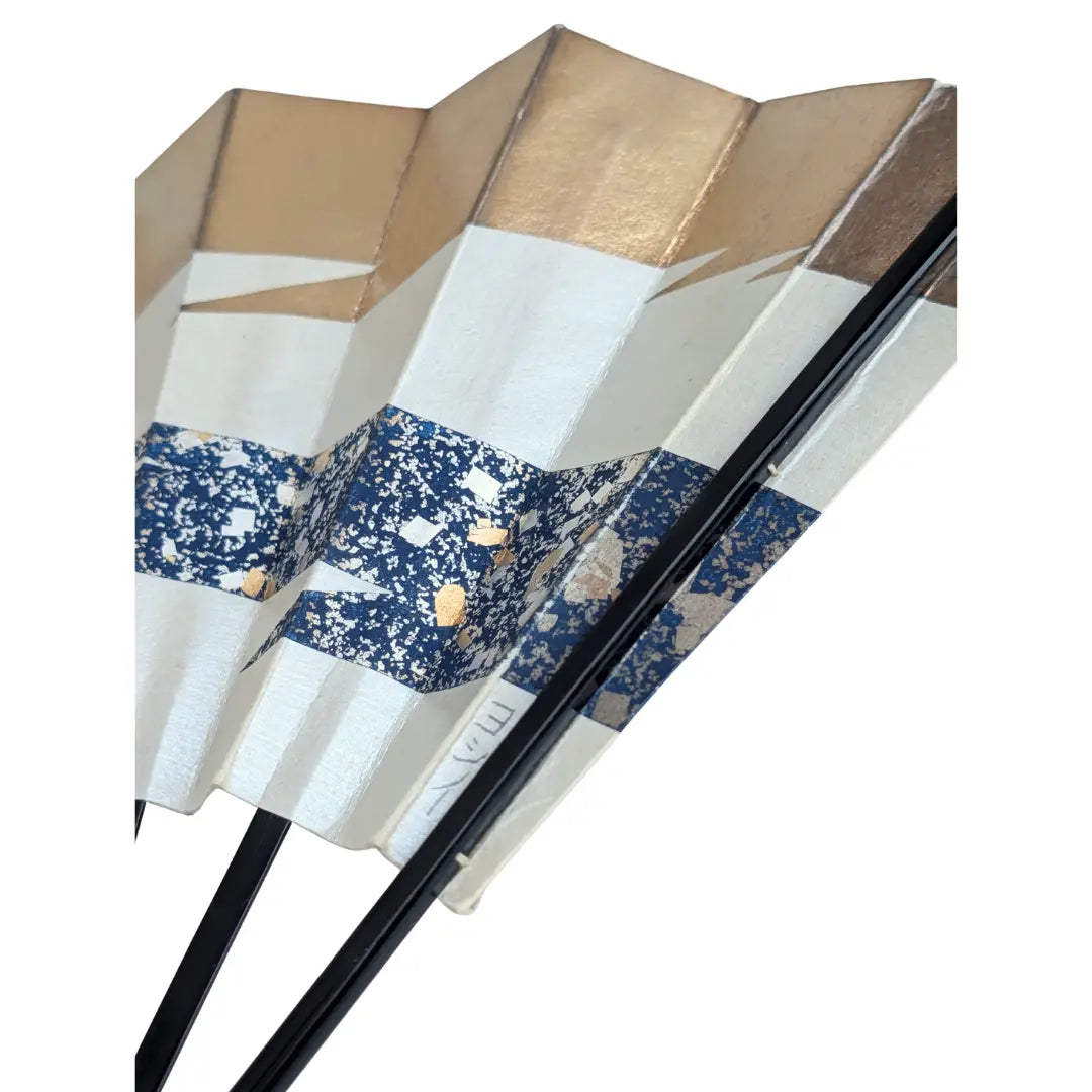Nahaufnahme Vintage Handfächer Japan mit gesprenkeltem Indigoband, Kupferakzenten und japanischer Beschriftung