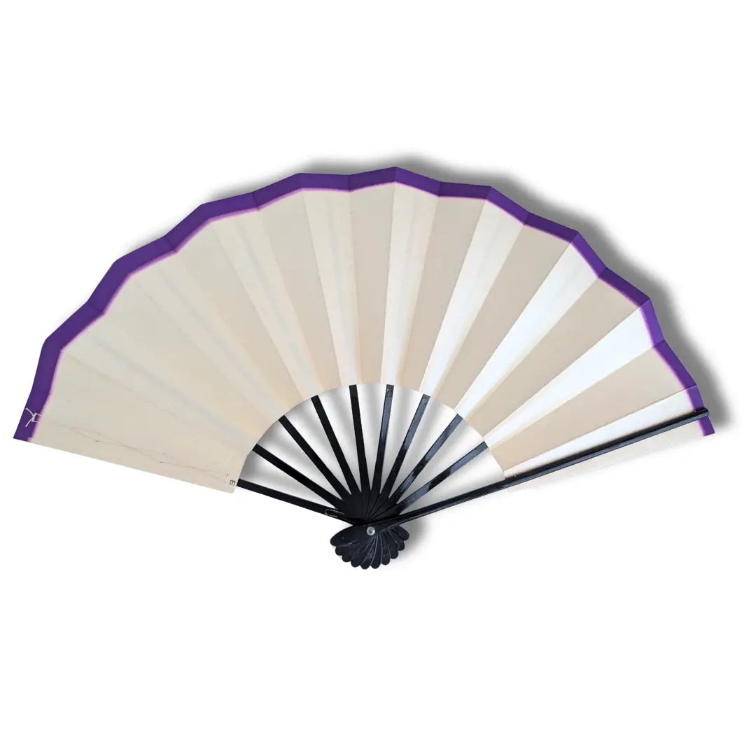 Japanischer Mai-Ogi Tanzfächer aufgeklappt, 50 x 29 cm, schlichtes Cremeweiß mit purpurviolettem Rand