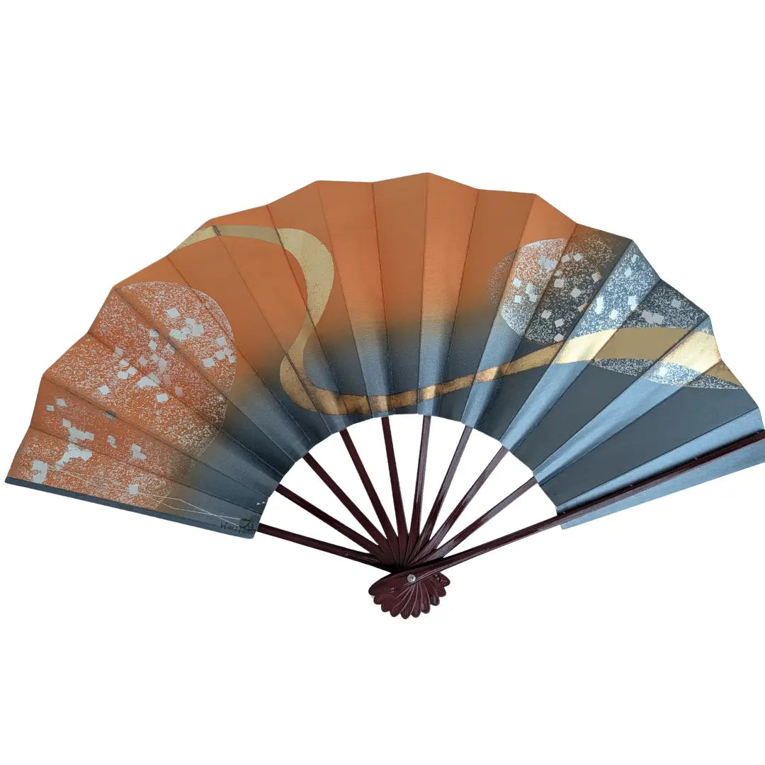 Japanischer Mai-Ogi Tanzfächer aufgeklappt, 50 x 29 cm, Orange und Graublau mit Goldband und Silberstreuung