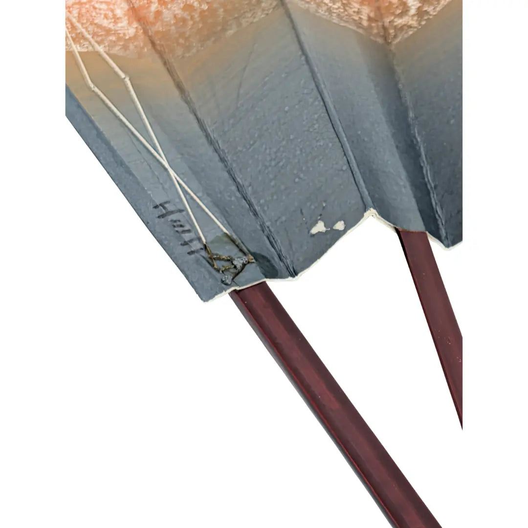Rückseite des japanischen Fächers mit Signatur und aufgerauter Papieroberfläche im Blaubereich