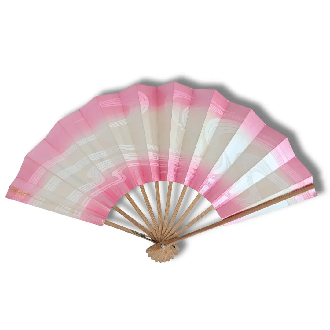 Japanischer Mai-Ogi Tanzfächer aufgeklappt, 50 x 29 cm, Rosa-Creme-Verlauf mit weißen Wellenlinien