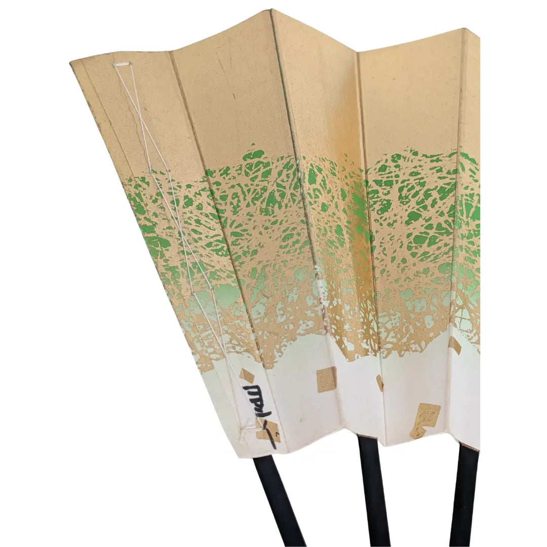 Nahaufnahme Vintage Handfächer Japan: Struktur des aufgelegten Blattgolds mit grünen Sprenkeln